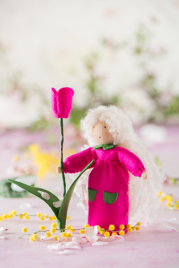 Figura de fieltro representando la primavera